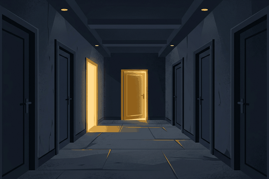 Lorong gelap dengan beberapa pintu tertutup dan satu pintu bercahaya kuningan hangat